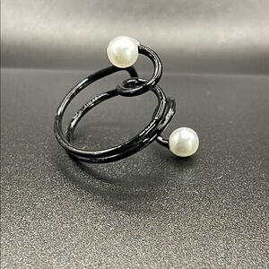 Black & White Pearl Earlobe Ring